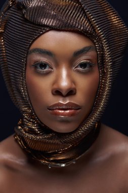 siyah izole baş şal ile şık Afro-Amerikan modeli portresi 