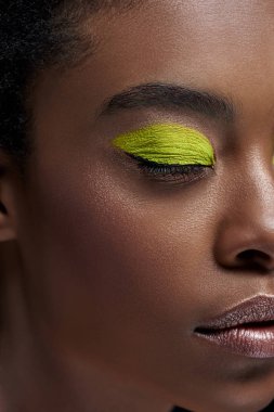 Afro-Amerikan model parlak neon göz farı ile kısmi görünümü