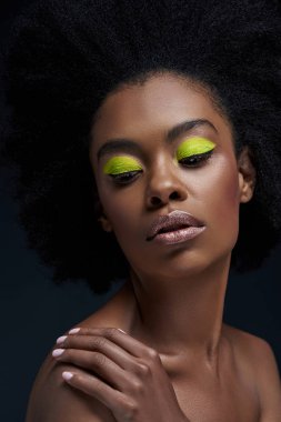 güzel Afro-Amerikan model parlak neon makyaj ve çıplak omuzları siyah izole ile portresi
