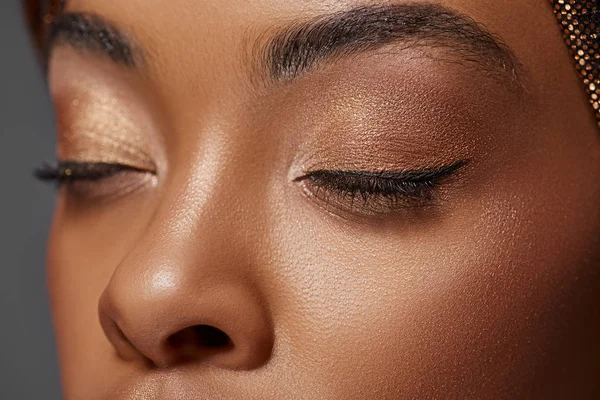 目を閉じてグレーに分離されたアフリカ系アメリカ人の女性のクロップ撮影 — ストック写真