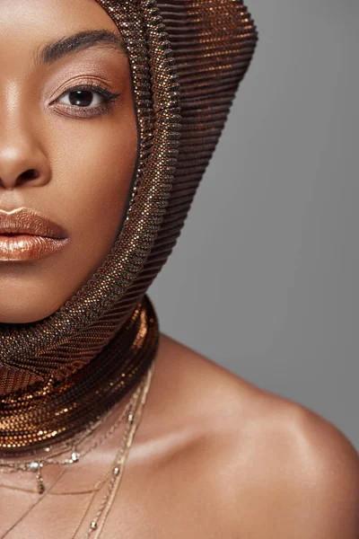 Beskuren Bild Attraktiva Afroamerikanska Modell Med Head Wrap Isolerad Grå — Stockfoto