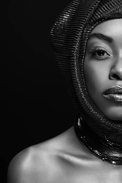 Foto Blanco Negro Elegante Mujer Afroamericana Mirando Cámara Aislada Negro — Foto de Stock