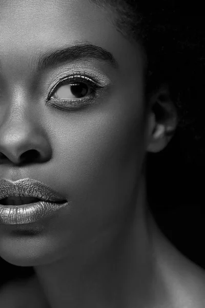 Preto Branco Foto Mulher Afro Americana Olhando Para Longe Isolado — Fotografia de Stock