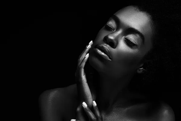 Czarno Białe Zdjęcie Piękne African American Kobieta Czarnym Tle — Zdjęcie stockowe