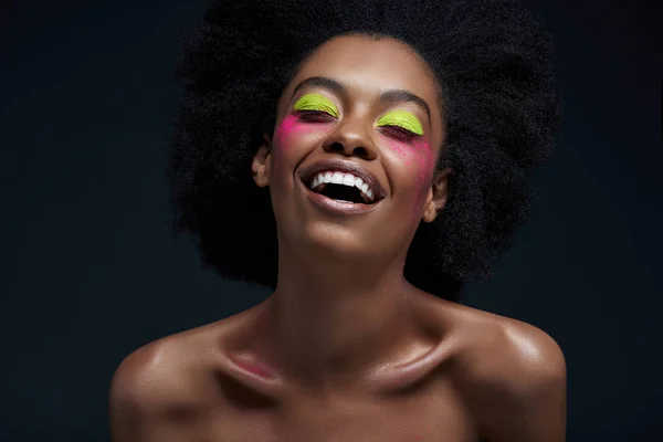 Modelo Afroamericano Feliz Con Maquillaje Neón Brillante Posando Aislado Negro — Foto de Stock