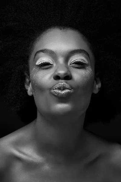 Schwarz Weiß Foto Von Attraktiven Afrikanisch Amerikanischen Frau Mit Entengesicht — kostenloses Stockfoto
