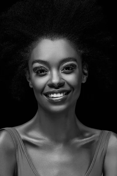 Foto Blanco Negro Sonriente Mujer Afroamericana Mirando Cámara Aislada Negro — Foto de Stock