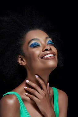 parlak mavi gözlü Afro-Amerikan modeli gülümseyen portresi izole üzerinde siyah gölgeler