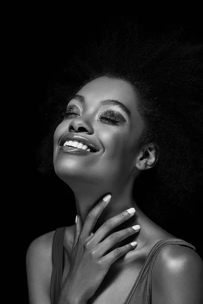 Foto Preto Branco Mulher Americana Africana Sorridente Isolado Preto — Fotografia de Stock