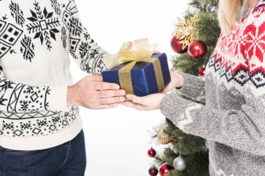 bir Noel ağacı üzerinde beyaz izole kız sarılmış hediye sunmak adam kırpılmış atış