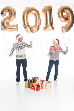 kazak ve Noel Baba şapkaları izole üzerinde beyaz, 2019 yeni yıl kavram birbirine bakarak 2019 balonlu şık çift