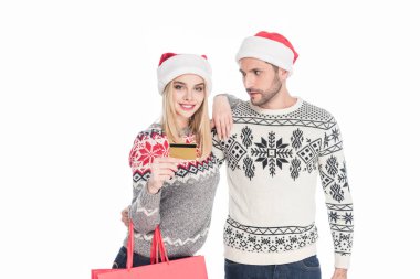 iki Noel Baba şapkaları alışveriş torbaları ve kredi kartı üzerinde beyaz izole içinde portresi