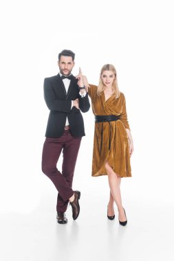 şık giyim üzerine beyaz izole genç çekici çift