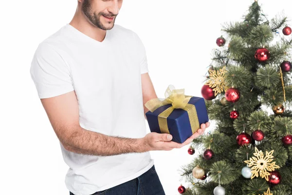 Cropped Shot Man Wrapped Present Standing Christmas Tree Isolated White — Free Stock Photo