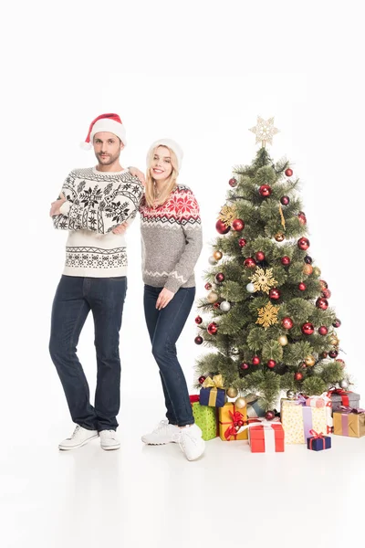 Pareja Suéteres Sombreros Santa Claus Pie Cerca Del Árbol Navidad — Foto de stock gratis