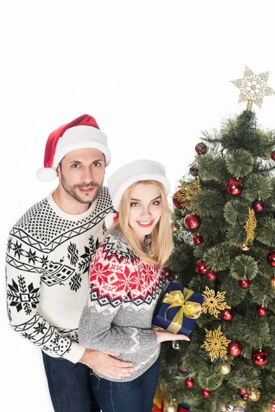 Vue Grand Angle Couple Avec Cadeau Enveloppé Près Arbre Noël — Photo gratuite