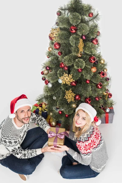 Hochwinkel Ansicht Des Paares Weihnachtsmann Hüten Mit Eingewickeltem Geschenk Der — Stockfoto