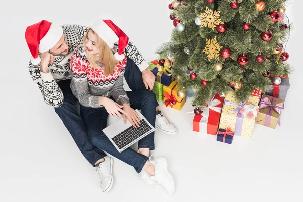 Vista Aerea Coppia Cappelli Babbo Natale Con Computer Portatile Vicino — Foto stock gratuita