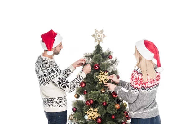 セーター白で隔離一緒にクリスマス ツリーを飾ることで恋人同士の背面図 — ストック写真