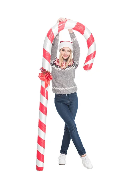 Giovane Donna Maglione Cappello Babbo Natale Possesso Caramelle Giocattolo Isolato — Foto Stock