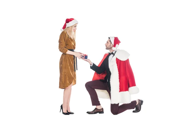 Мужчина Костюме Санта Клауса Представляет Подарок Девушке Шляпе Санта Клауса — стоковое фото