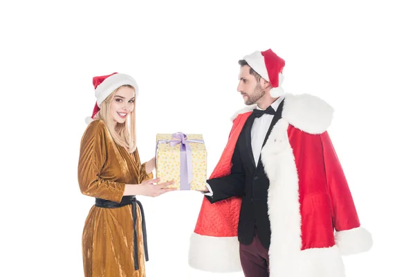 Samping Pandangan Manusia Santa Claus Kostum Mempersembahkan Hadiah Untuk Pacar — Foto Stok Gratis