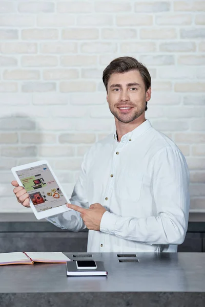 Apuesto Joven Vendedor Sosteniendo Tableta Digital Con Aplicación Ebay Sonriendo — Foto de Stock