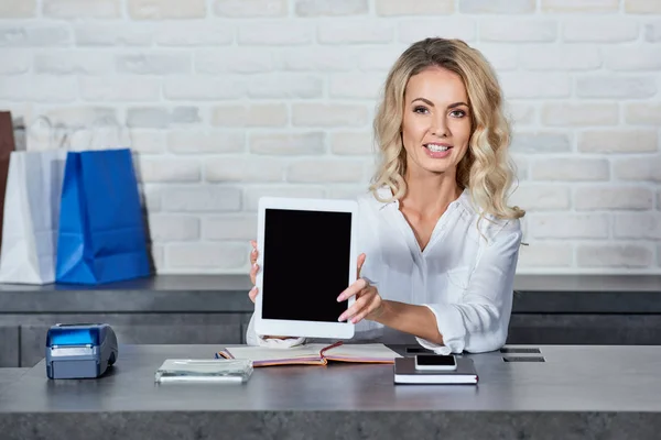 Hermosa Mujer Joven Sosteniendo Tableta Digital Con Pantalla Blanco Sonriendo — Foto de Stock