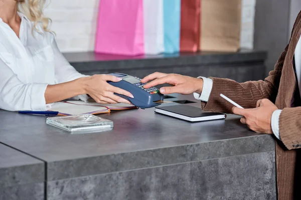 Cropped Shot Seller Customer Using Payment Terminal Shop — Stock Photo, Image