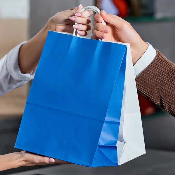 Close Sebagian Tampilan Penjual Dan Pembeli Memegang Tas Belanja Toko — Stok Foto