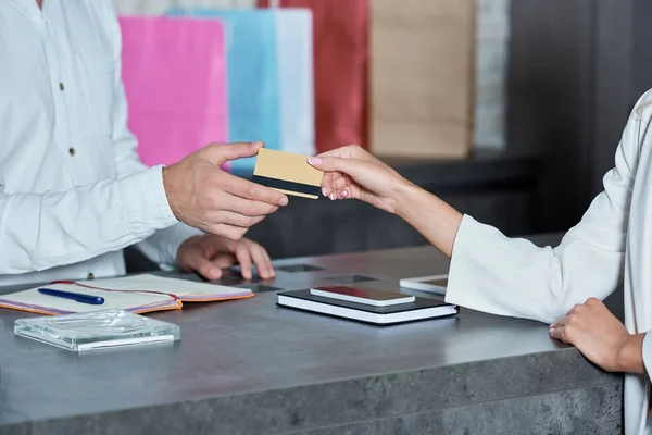 Tiro Cortado Cliente Dando Cartão Crédito Vendedor Loja — Fotografia de Stock