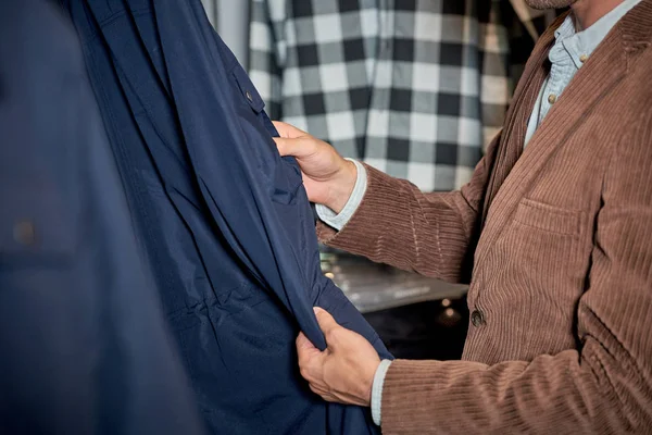 Tiro Cortado Homem Escolhendo Roupas Enquanto Faz Compras Boutique — Fotos gratuitas