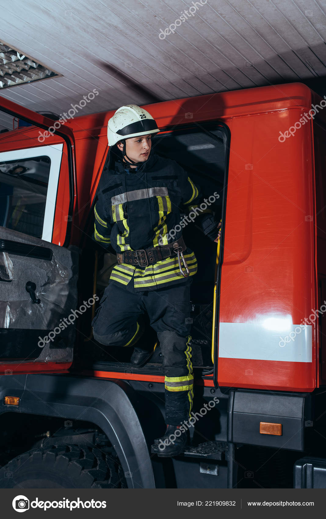 Hasič Ochranné Uniformě Helmu Kamionu Hasičské Stanici - zdarma stock  fotografie ©IgorVetushko #221909832