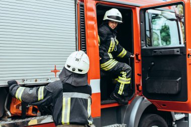 kısmi görünümünü kask itfaiye arabası, itfaiye Caddesi üzerinde