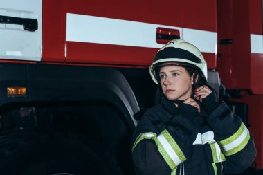 kask Yangın İstasyonu kontrol üniformalı kadın itfaiyeci portresi