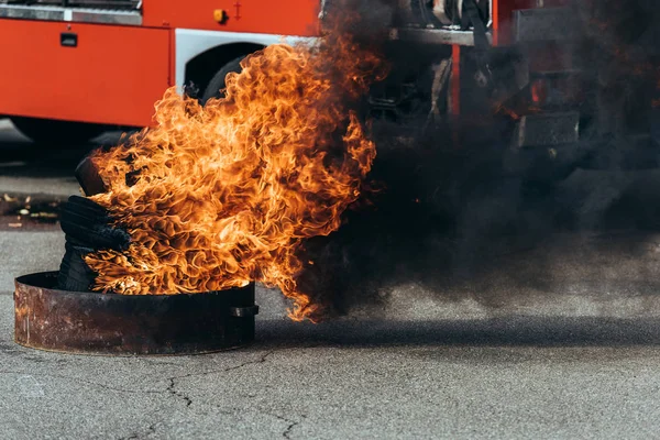 Close Van Brandende Vlam Vuur Vrachtwagen Straat — Stockfoto