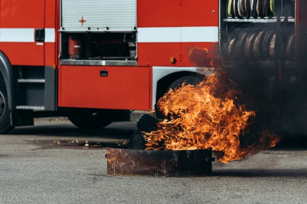 Κλείνω Πάνω Θέα Καύση Φλόγα Και Πυροσβεστικό Όχημα Στον Δρόμο — Φωτογραφία Αρχείου