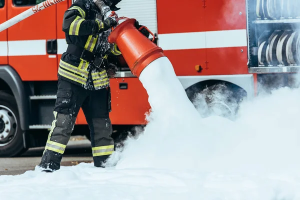 Plan Recadré Pompier Éteignant Feu Avec Mousse Dans Rue — Photo