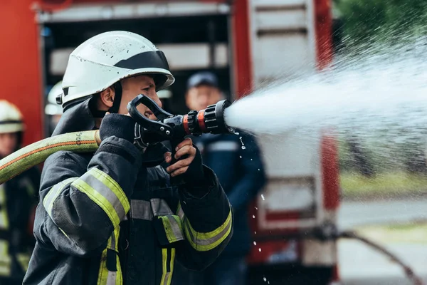 Foco Seletivo Bombeiro Com Mangueira Água Extinguindo Incêndio Rua — Fotografia de Stock