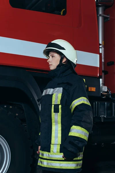 Вид Збоку Жіночого Пожежника Шоломі Стоїть Пожежній Станції — стокове фото