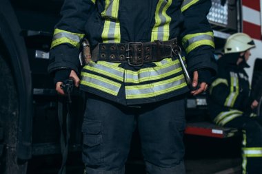 Yangına dayanıklı üniforma ve itfaiye binası arkasında meslektaşım atış itfaiye eri ve kırpılmış