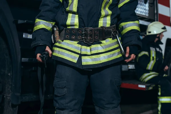 Bijgesneden Schot Van Brandweerman Brandvrije Uniform Collega Achter Bij Brandweerkazerne — Stockfoto