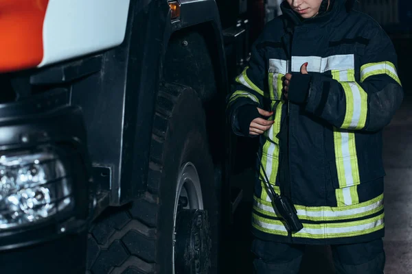 Beskurna Skott Kvinnlig Brandman Skyddande Uniform Med Bärbart Radiosände Brandkåren — Gratis stockfoto