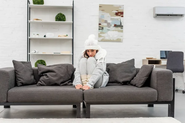 Frierende Junge Frau Warmer Kleidung Sitzt Auf Sofa Wohnzimmer — Stockfoto