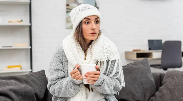 Congelado Joven Mujer Ropa Abrigo Sosteniendo Taza Caliente Mientras Está — Foto de Stock