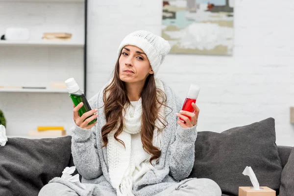 Verbijsterd Jonge Vrouw Warme Kleren Kiezen Tussen Rode Groene Flessen — Stockfoto