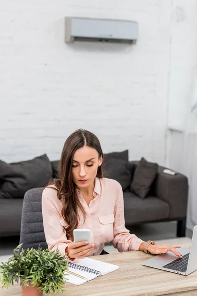 Schöne Junge Geschäftsfrau Mit Smartphone Bei Der Arbeit Büro — Stockfoto