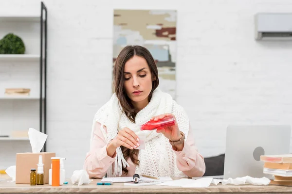 生病的年轻女实业家在工作场所浇止咳糖浆 — 免费的图库照片