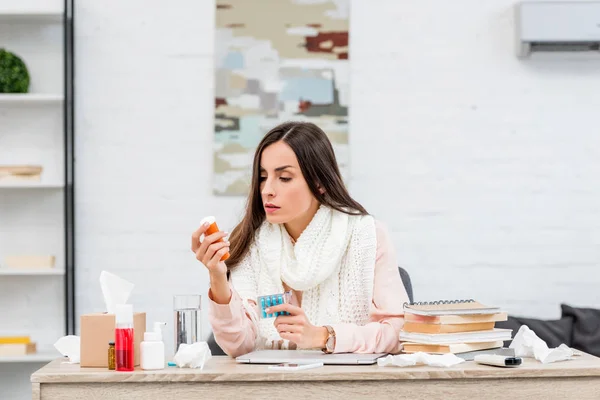 Joven Mujer Negocios Enferma Sosteniendo Medicamentos Mientras Está Sentada Lugar — Foto de stock gratis