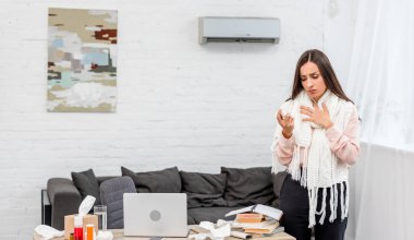 office işyerinde yakınındaki ayakta hasta genç iş kadını